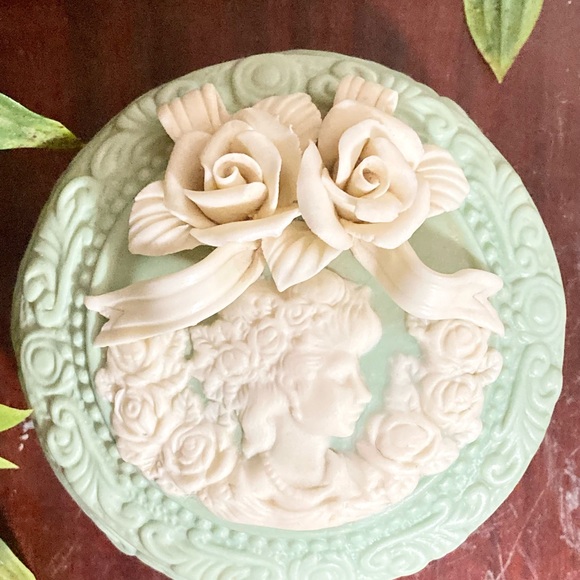 VTG JTS Jasperware - Green & White Cameo Footed Trinket Box - Picture 10 of 10